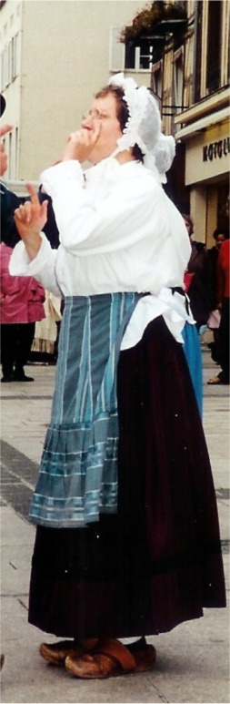 Danseuse en costume du 19 ème siècle
